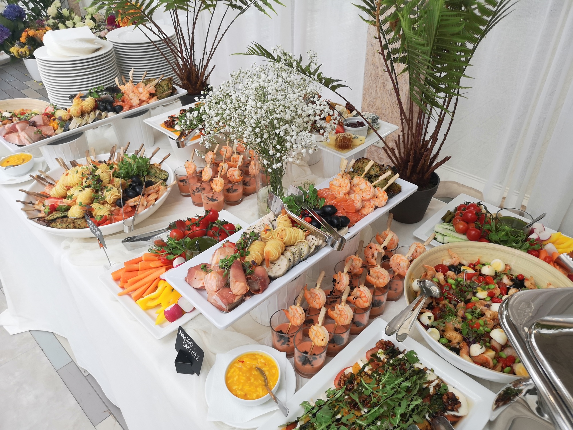 wedding dinner table snacks